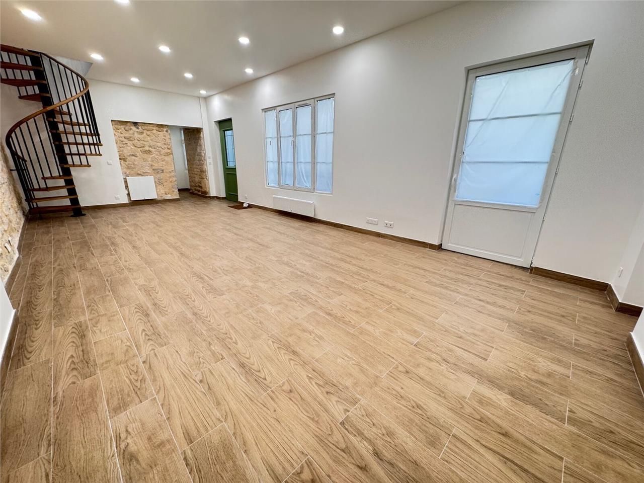 Située rue de Bourgogne, Alex Bolton vous propose