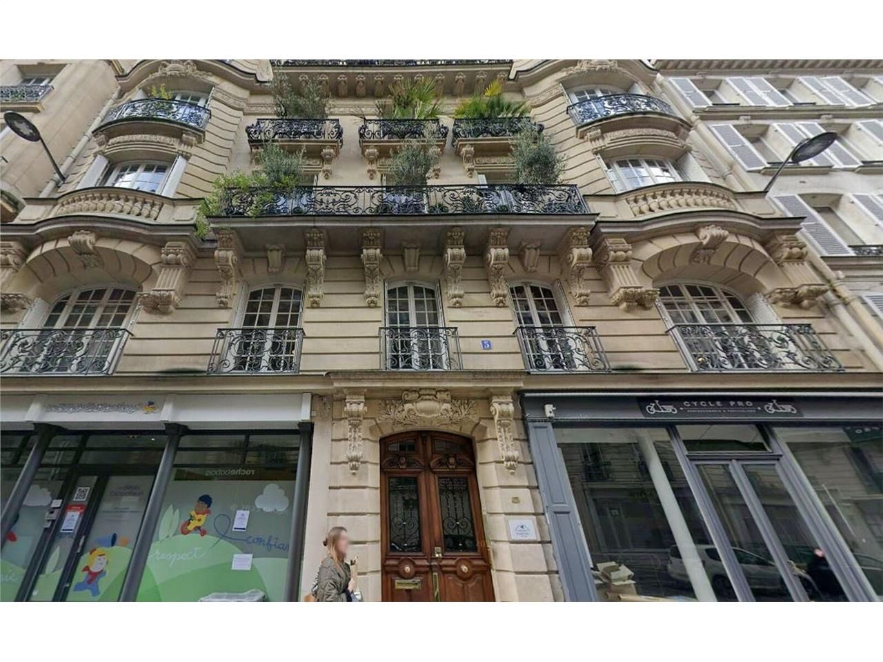 Nichée dans un immeuble ancien en pierre de taill