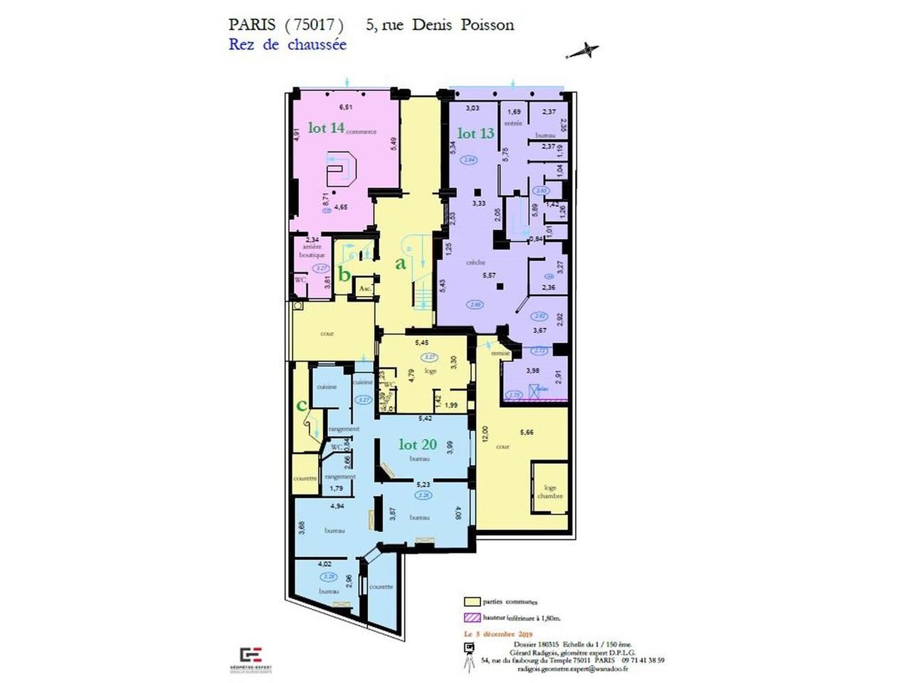 Nichée dans un immeuble ancien en pierre de taill