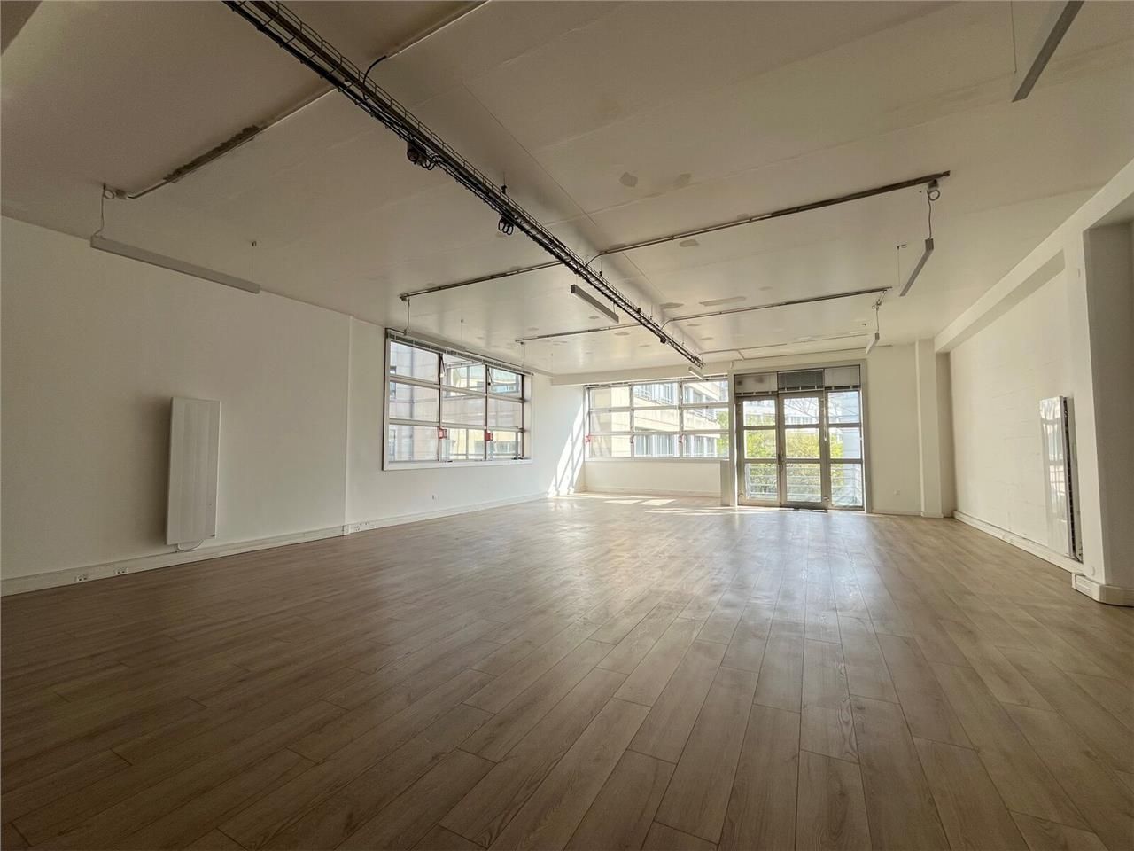 Alex Bolton vous propose à la location 1 346 m² d