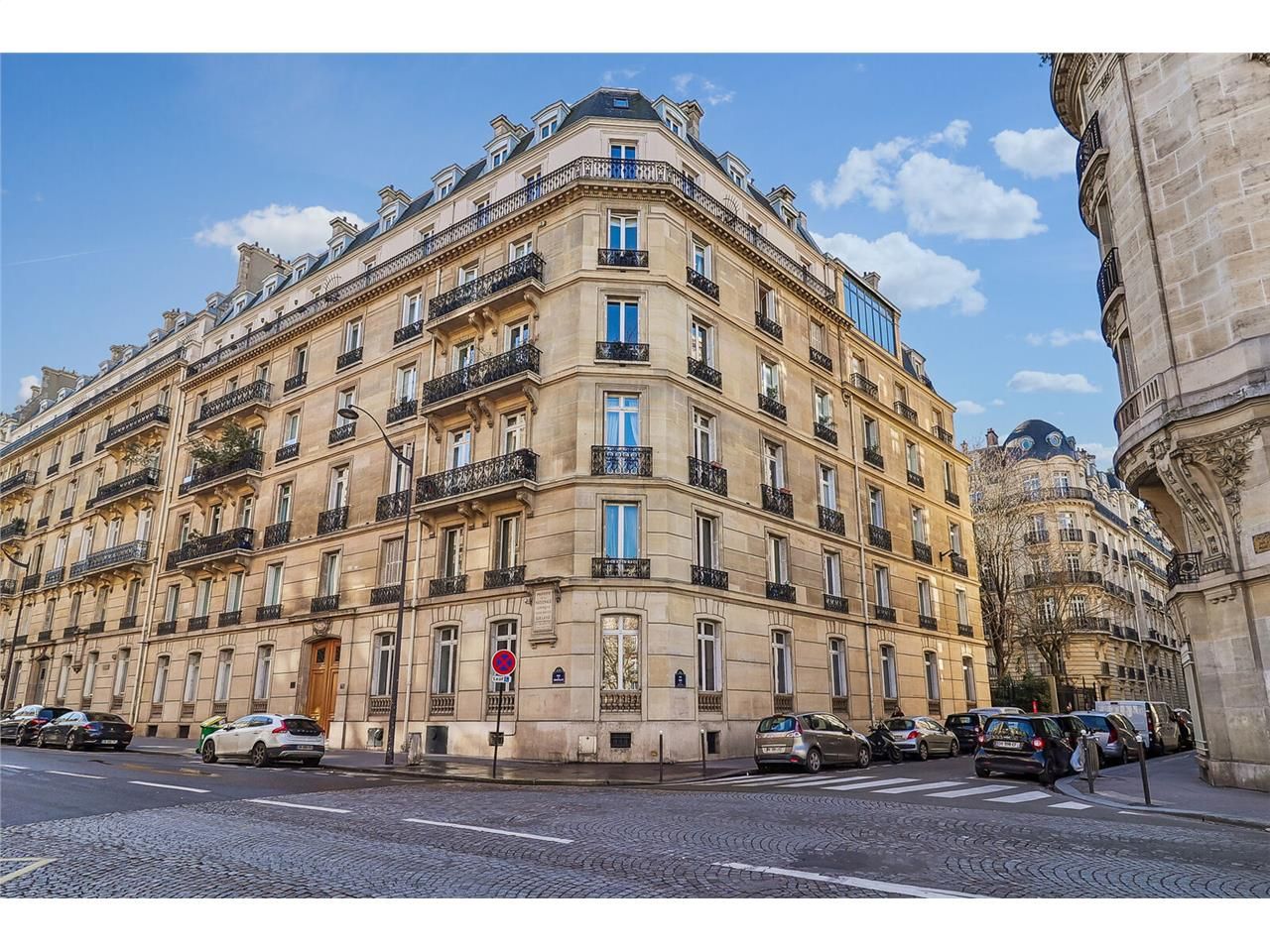 A 150 m du métro ligne 2 station COURCELLES, en f