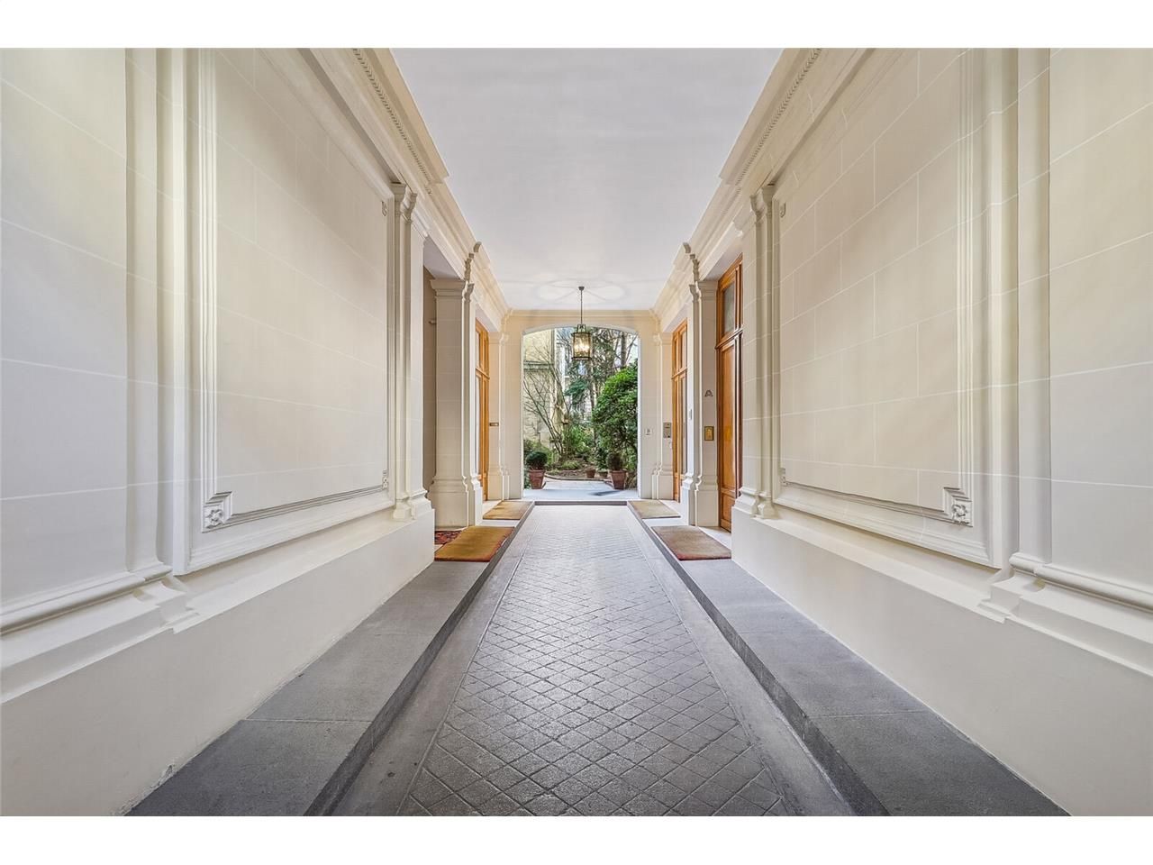 A 150 m du métro ligne 2 station COURCELLES, en f