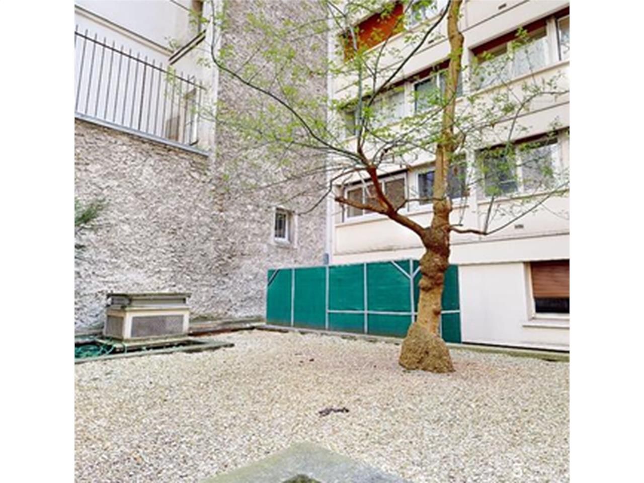 A proximité immédiate du métro Jasmin, Alex Bolto