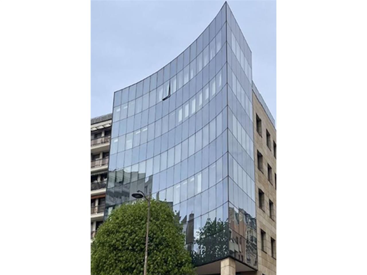 A proximité immédiate de la place de la Nation, A