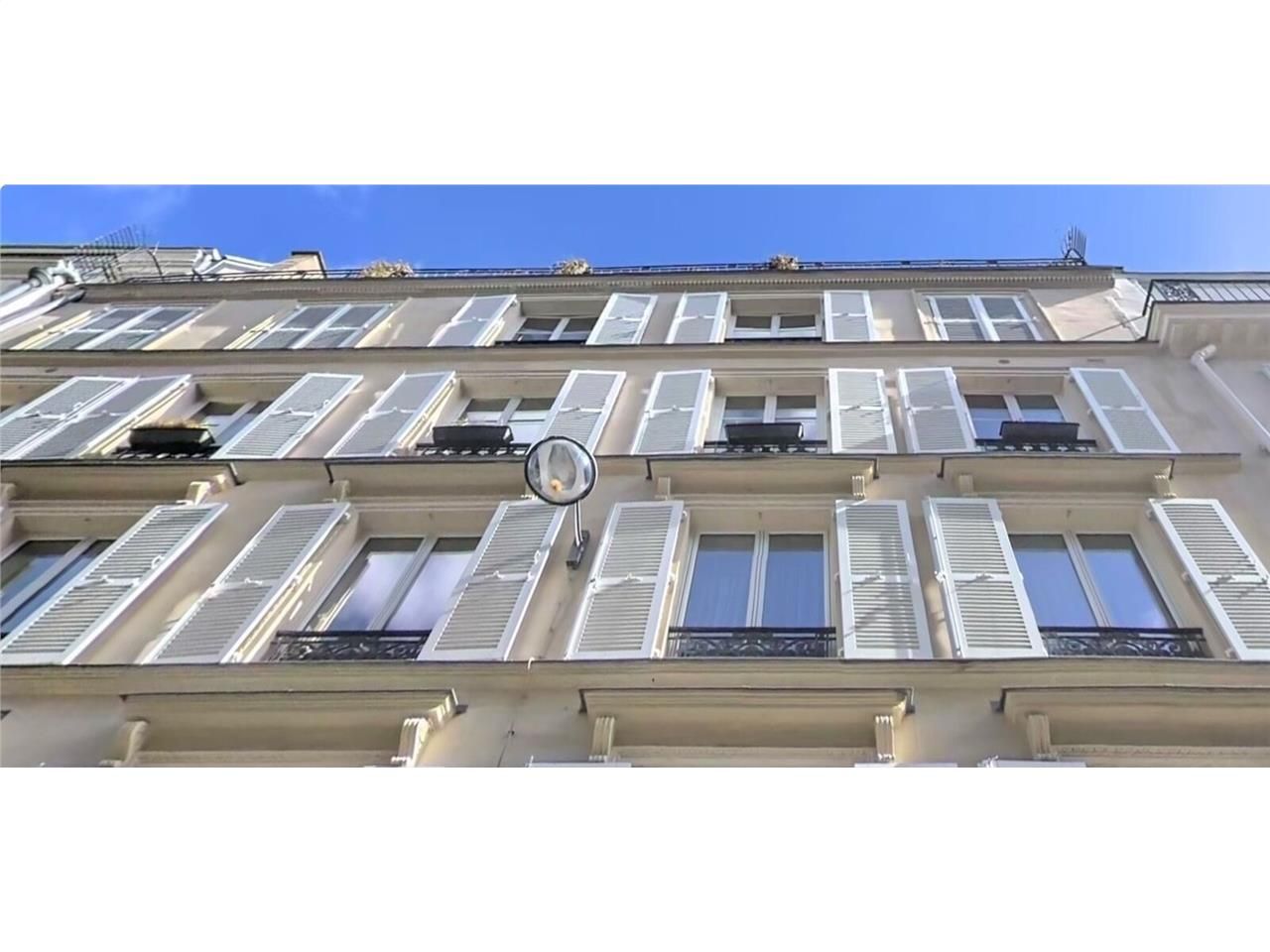 A proximité de la gare Saint Lazare, Alex Bolton