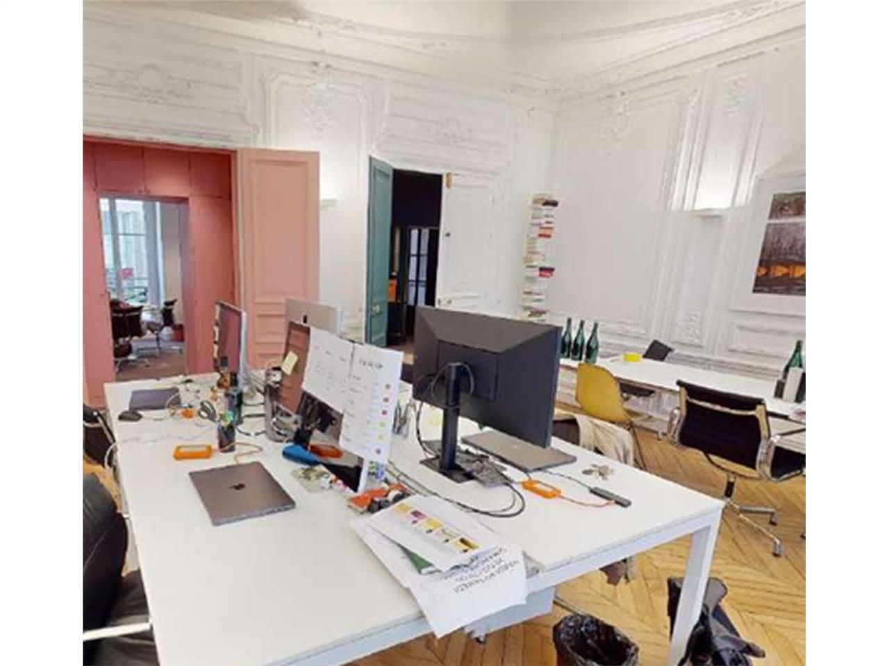 A proximité de la gare Saint Lazare, Alex Bolton