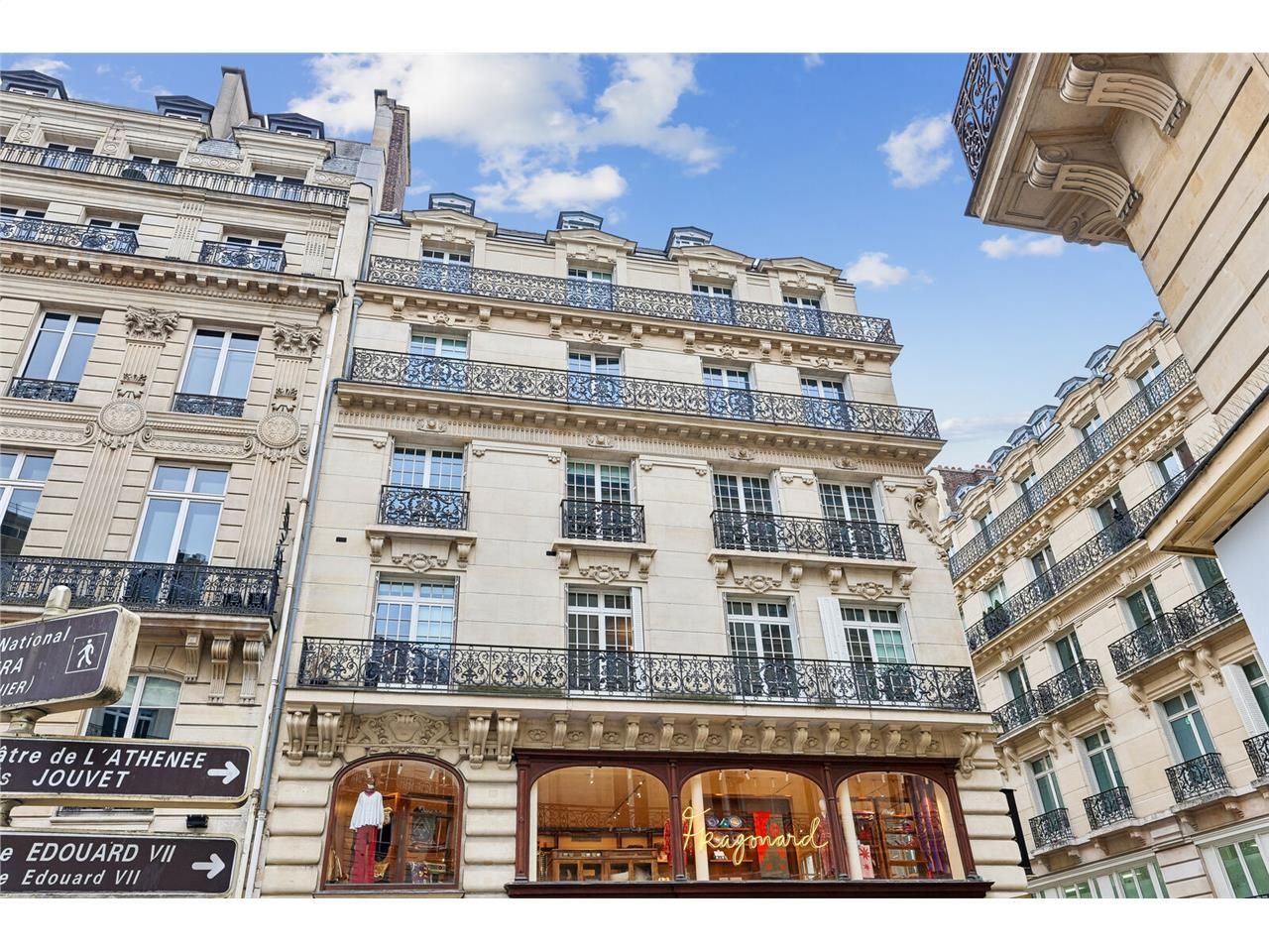 Au sein du célèbre square de l'Opéra et face au t