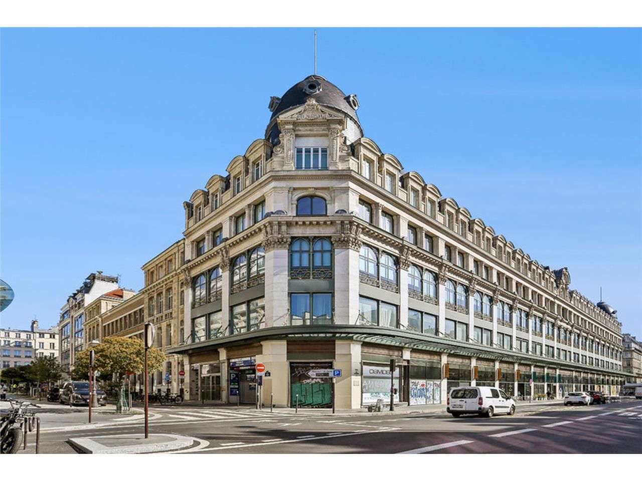 Situé rue Réaumur, au 5ème étage de ce bel immeub