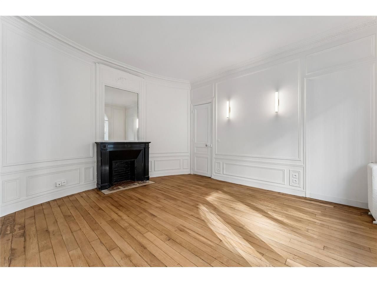 Dans un très bel immeuble d'angle, un espace de b