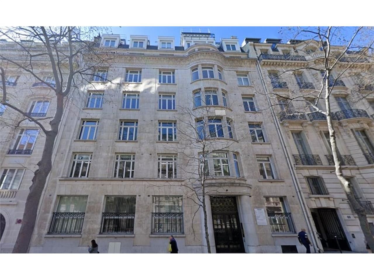 Dans un immeuble de grand standing récemment rest