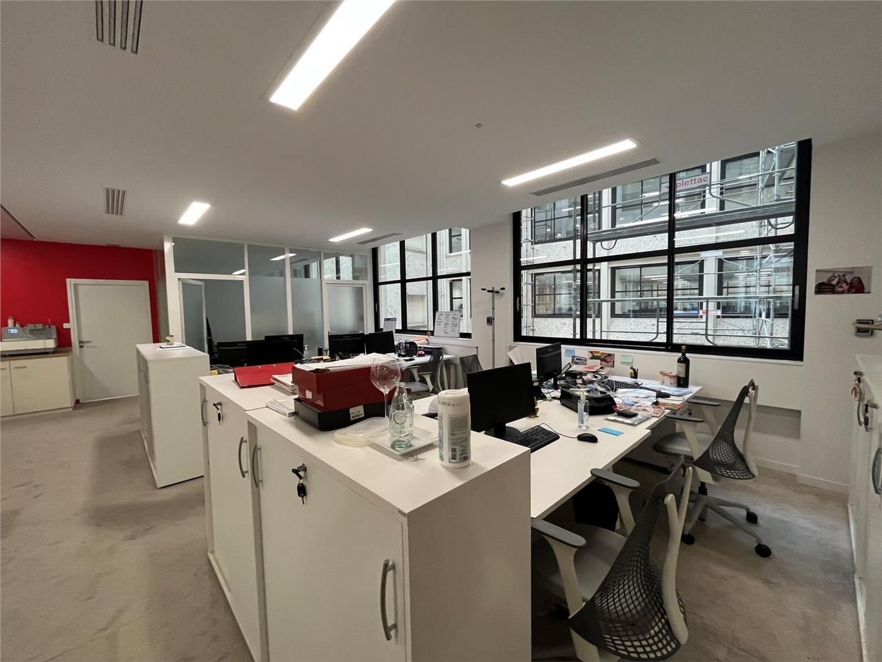 Dans un immeuble de grand standing récemment rest