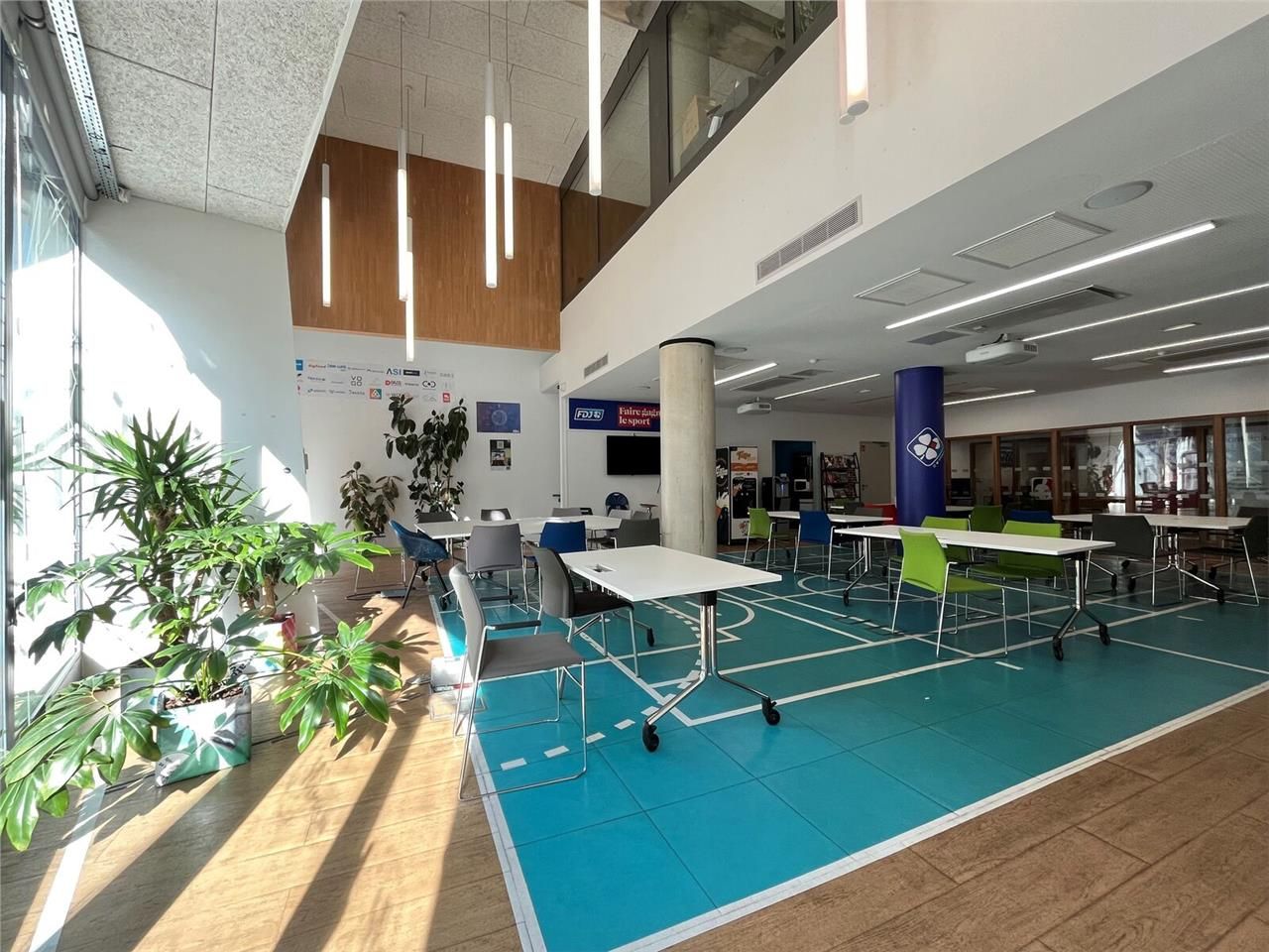 Au rez-de-chaussée du 4-6 rue Farrère, dans le tr