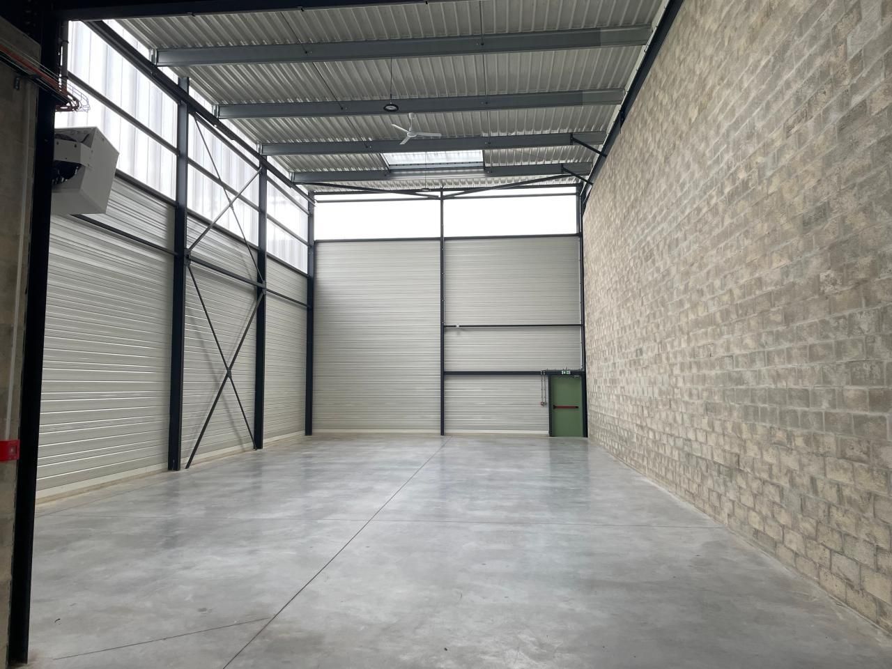 1916 m² pour ce pme-pmi en location à Stains