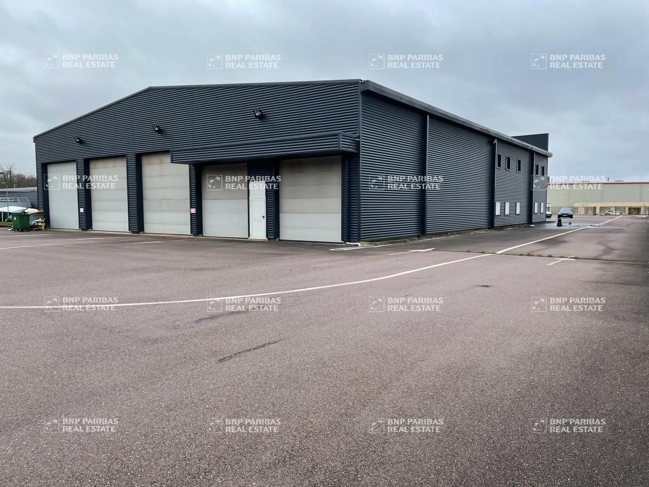 1090 m² pour ce activité en location à Atton