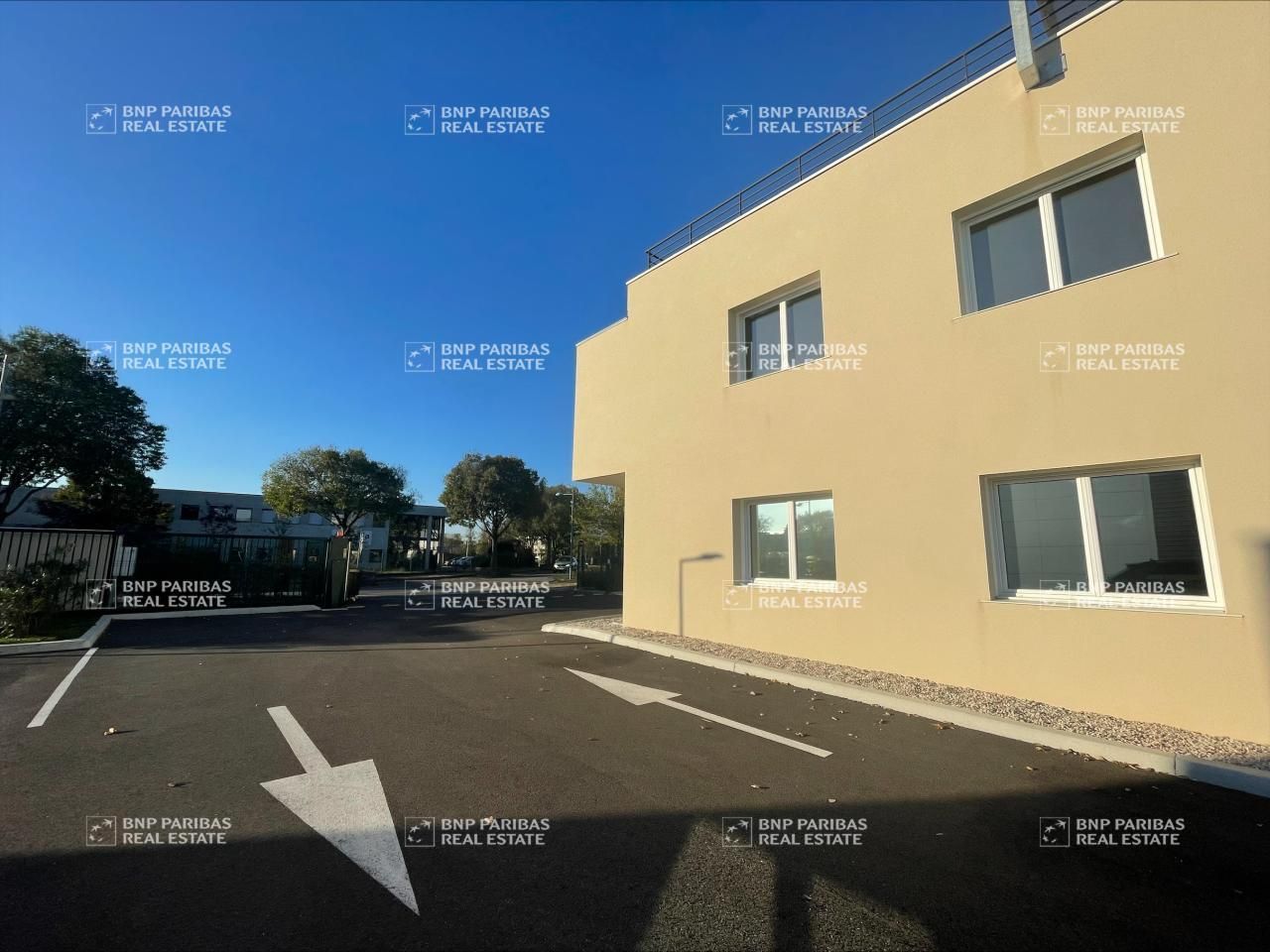 699 m² pour ce bureaux en vente à Bron