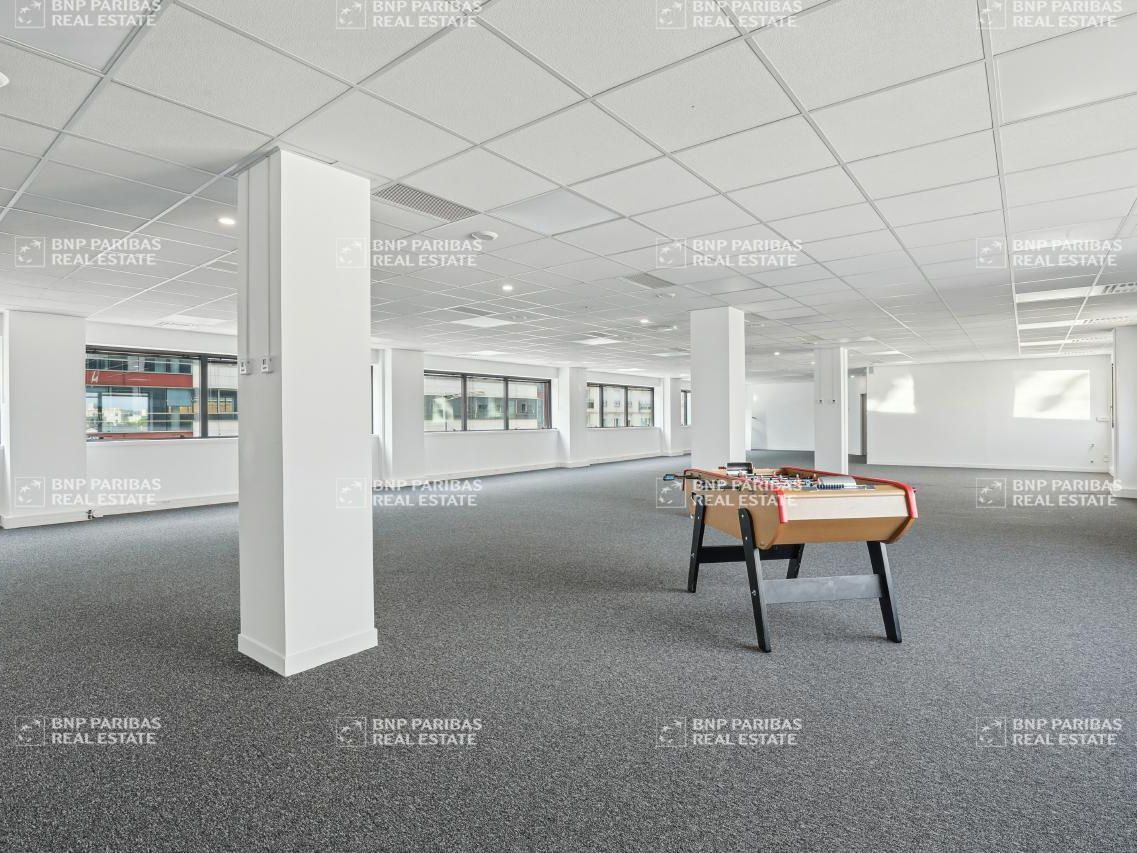 929 m² pour ce bureaux en location à Montigny le bretonneux