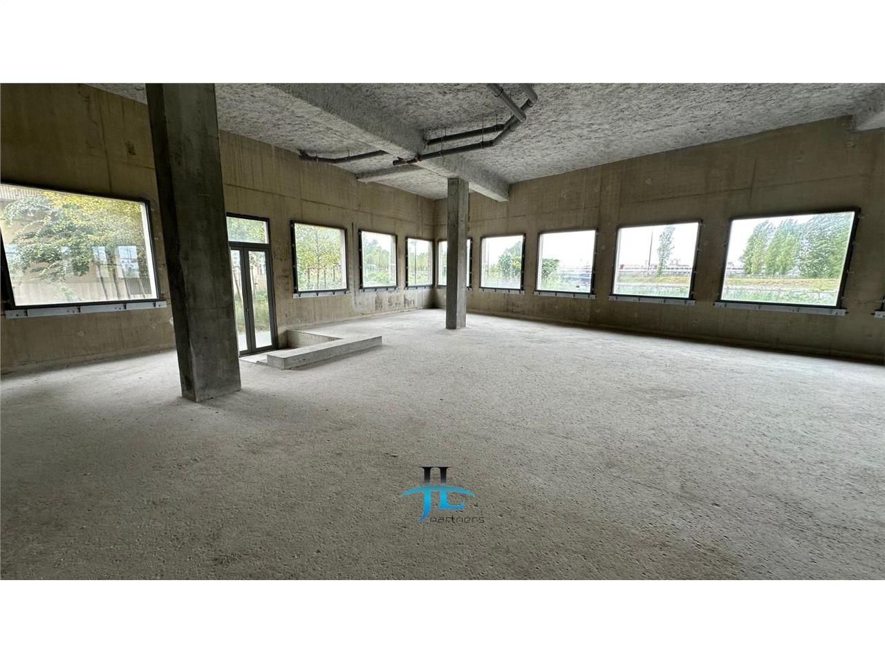 Location local commercial brut de béton 136m2 Brazza