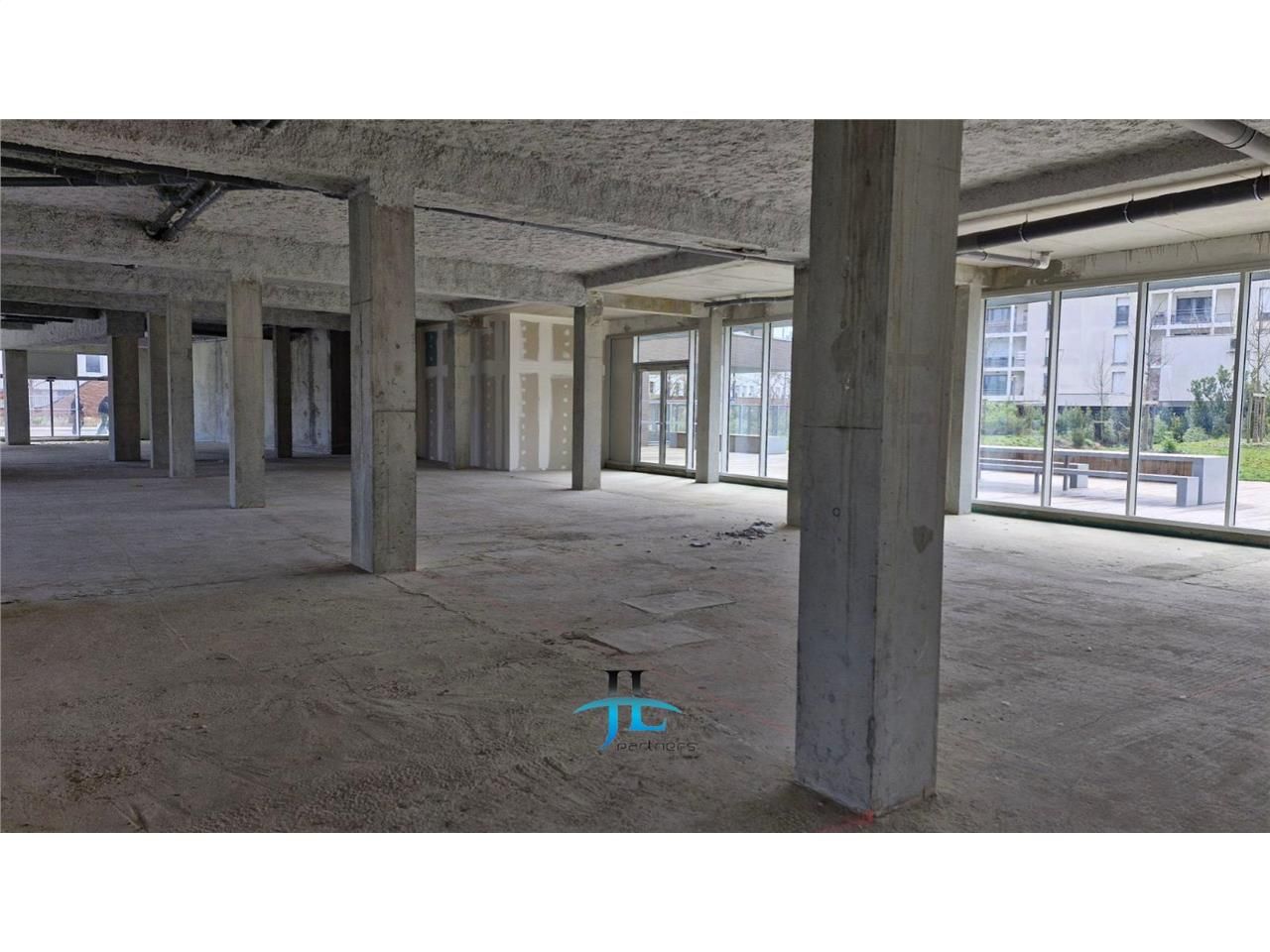 Local commercial d''angle 855 m² – Ravezies/Bassins à Flots – Bordeaux