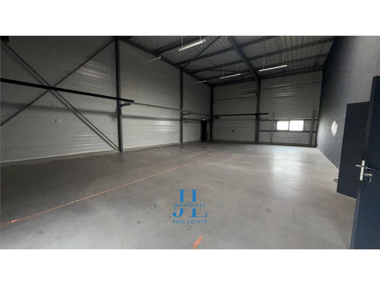 Local commercial 700m2 à louer Mérignac proche rocade