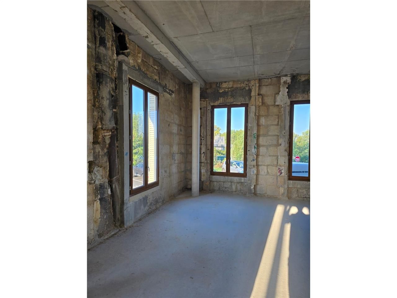 Bâtisse neuve atypique à aménager – Idéal bureaux, résidence étudiante ou seniors – Lormont