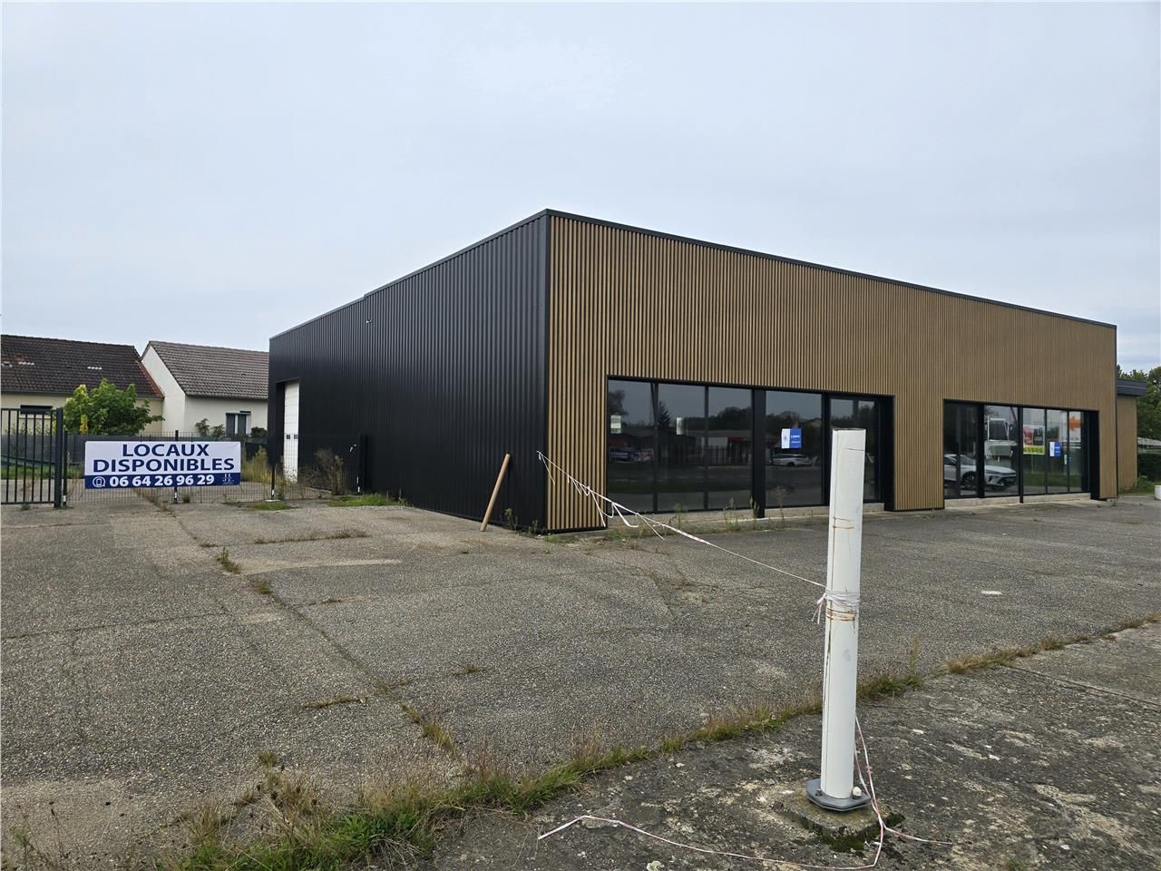 À VENDRE – Locaux commerciaux sur axe très passant à Avermes