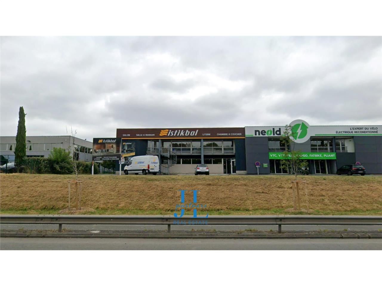 À LOUER – EMPLACEMENT N°1 – 2 100 m² avec visibilité exceptionnelle Boulevard Aliénor – Surface rare