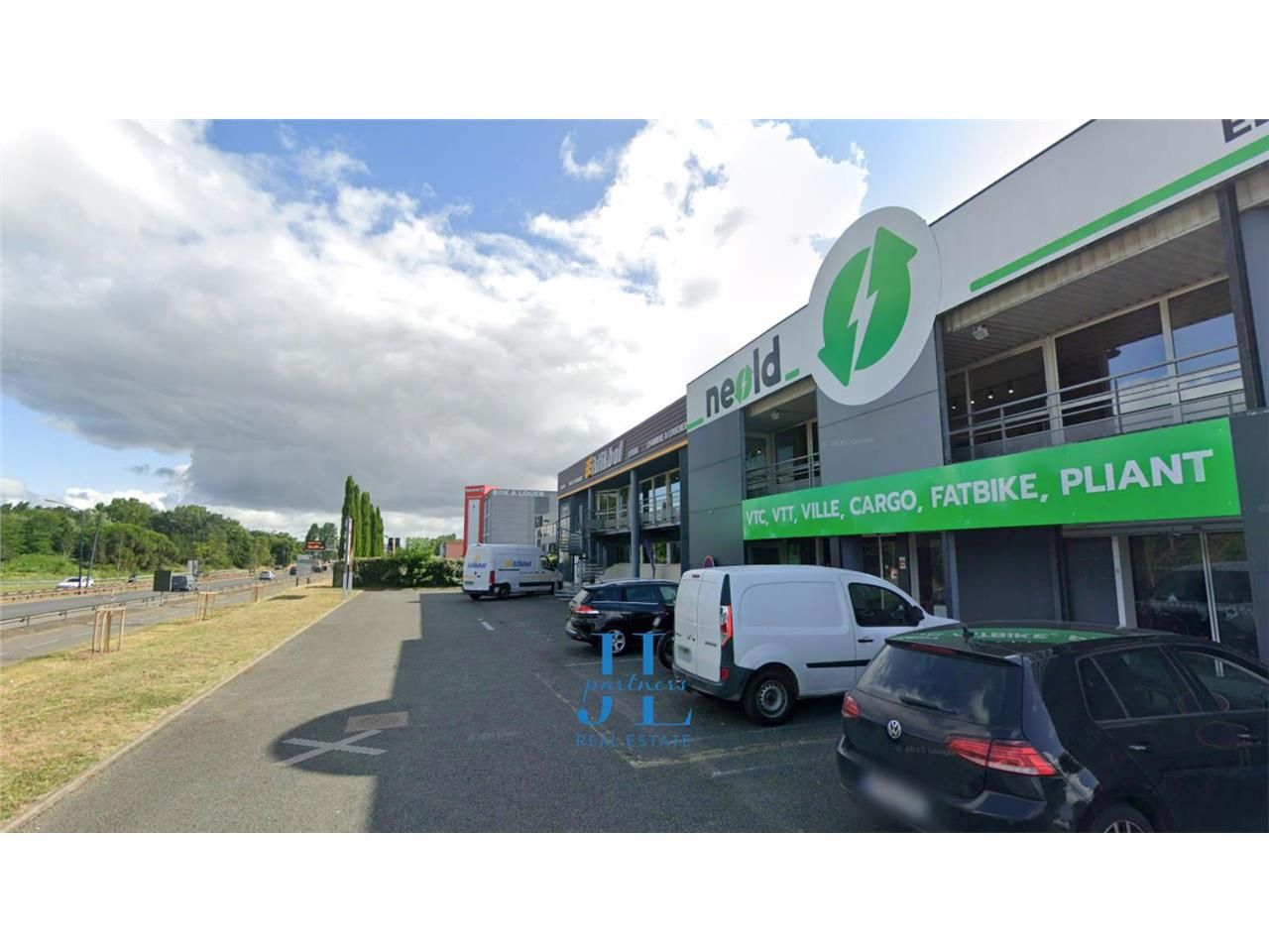 À LOUER – EMPLACEMENT N°1 – 2 100 m² avec visibilité exceptionnelle Boulevard Aliénor – Surface rare