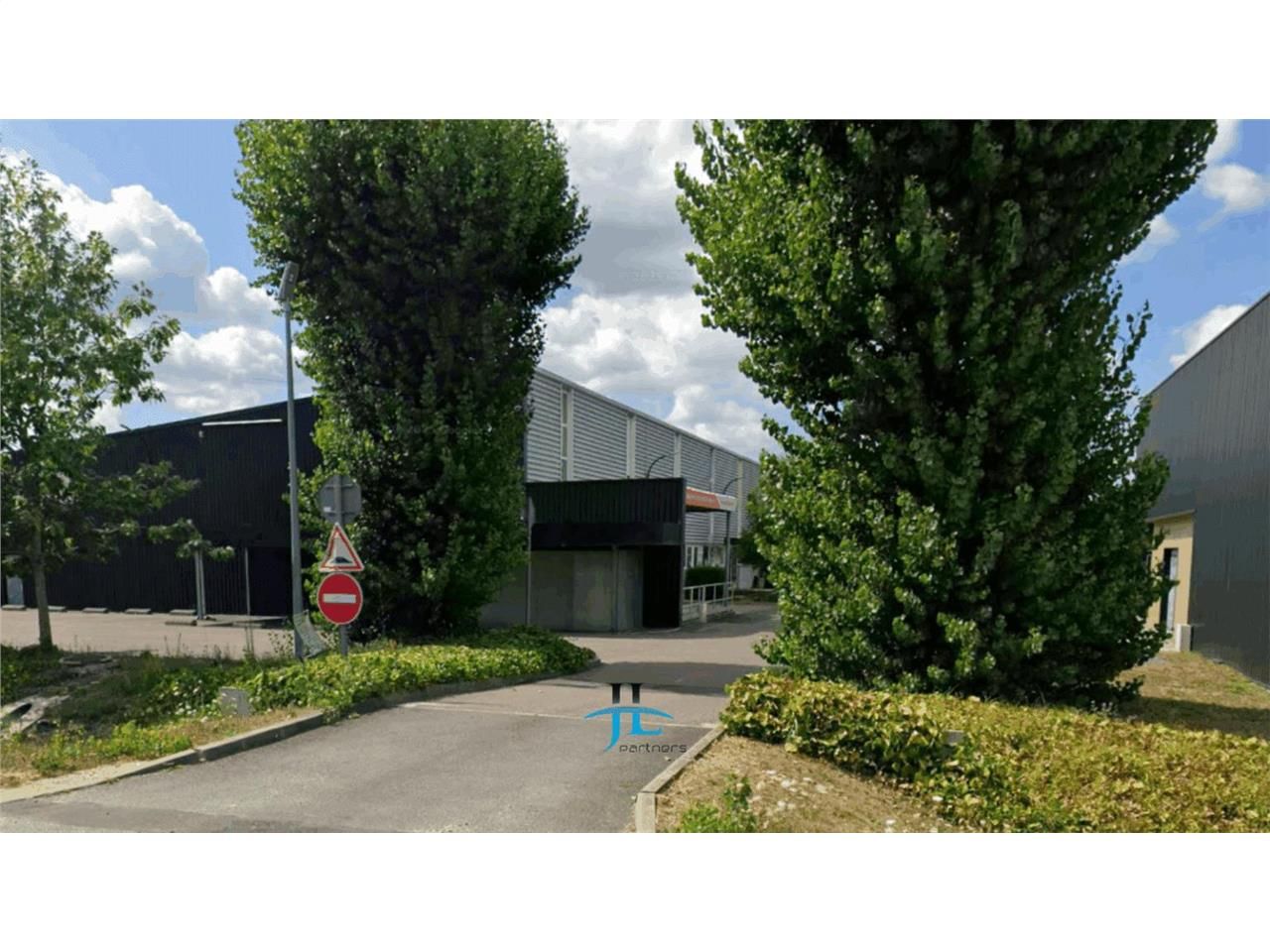 À LOUER – Cellule loisirs 450 m² dont 100 m² en R+1 – Pessac Zone Commerciale – Proximité rocade – Parking