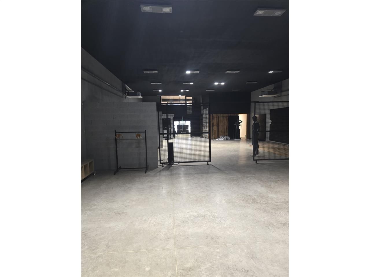 À LOUER – LOCAL COMMERCIAL À FORTE IDENTITÉ - IDEALEMENT SITUE A BORDEAUX