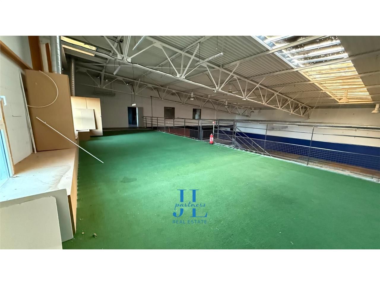 À LOUER – Local commercial 1 196 m² – Emplacement stratégique – Pessac Zone Commerciale – Sortie rocade immédiate – Grand parking