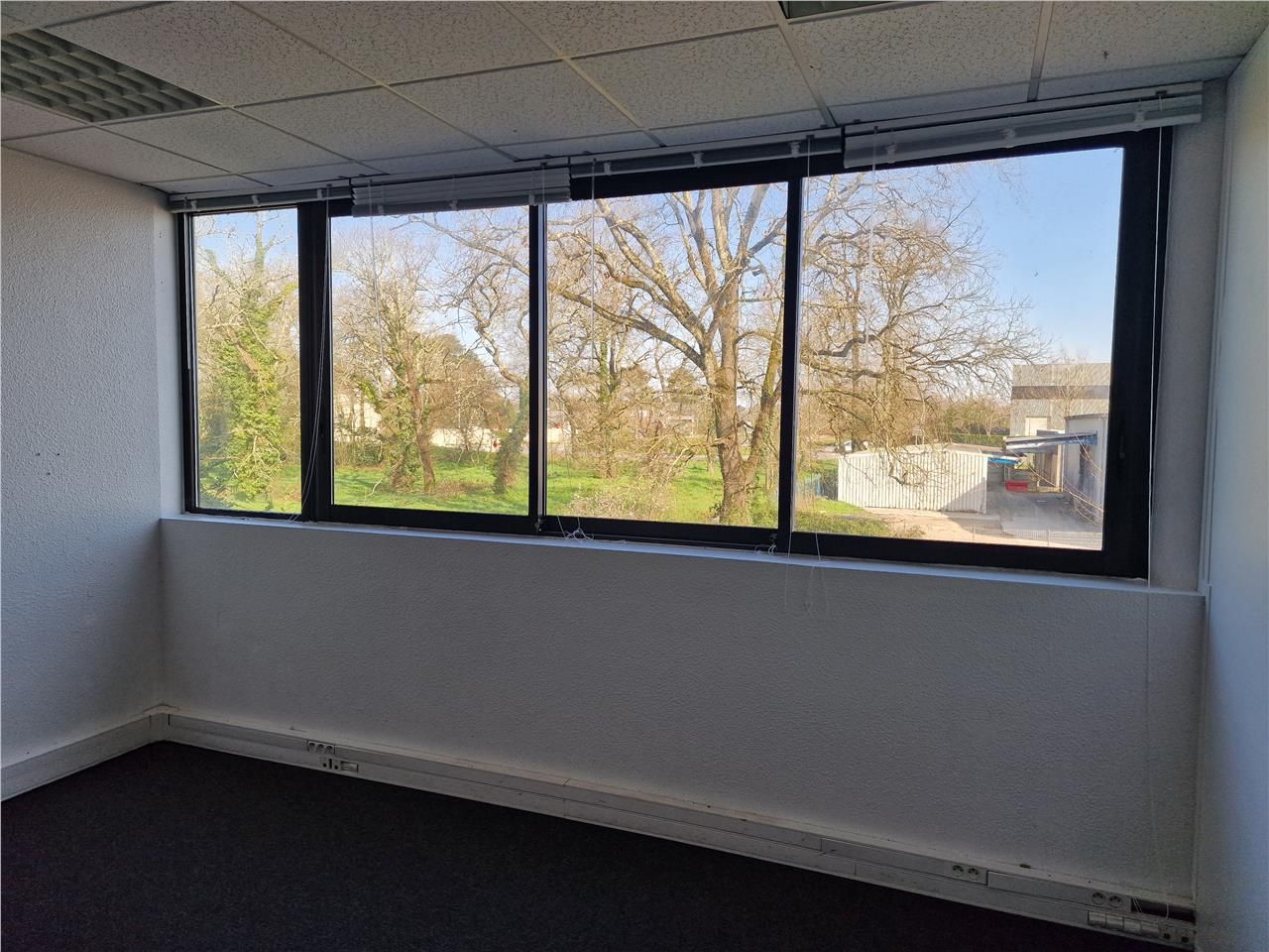 Bureaux lumineux avec vue sur la verdure – Mérignac, secteur Marcel Dassault