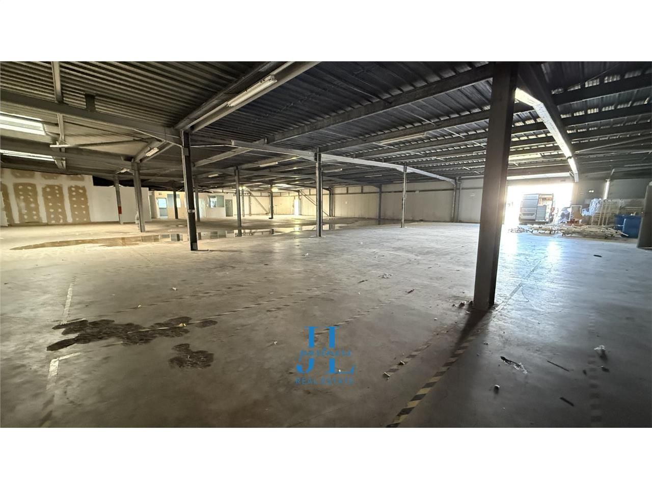 À LOUER – Entrepôt 1 200 m² dont 200 m² de bureaux – Bordeaux-Lac – Quai de déchargement – Emplacement stratégique