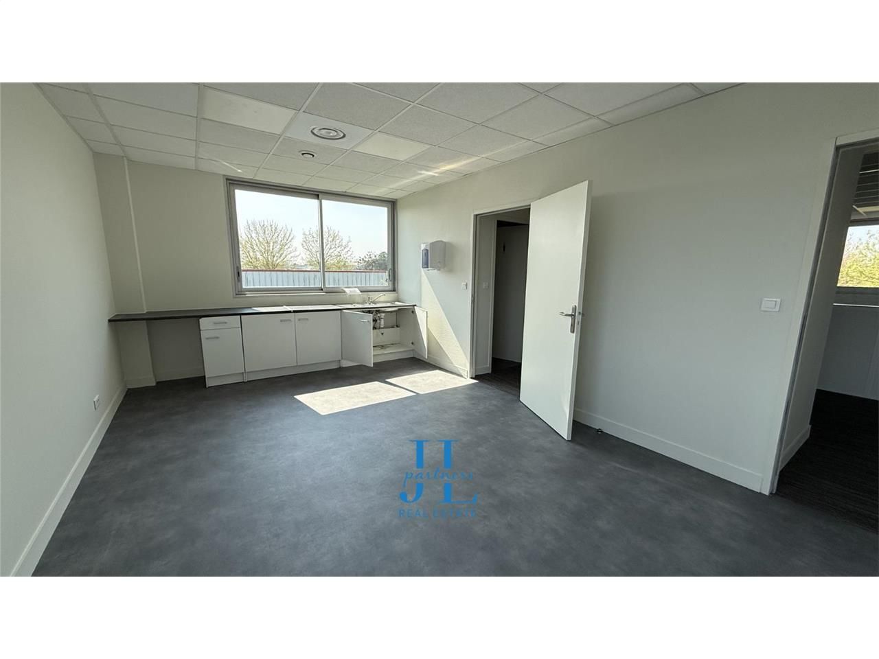 À LOUER – Local d'activité 432 m² – Entrepôt + Bureaux – Mérignac – Sortie rocade n°9 – Parking privatif