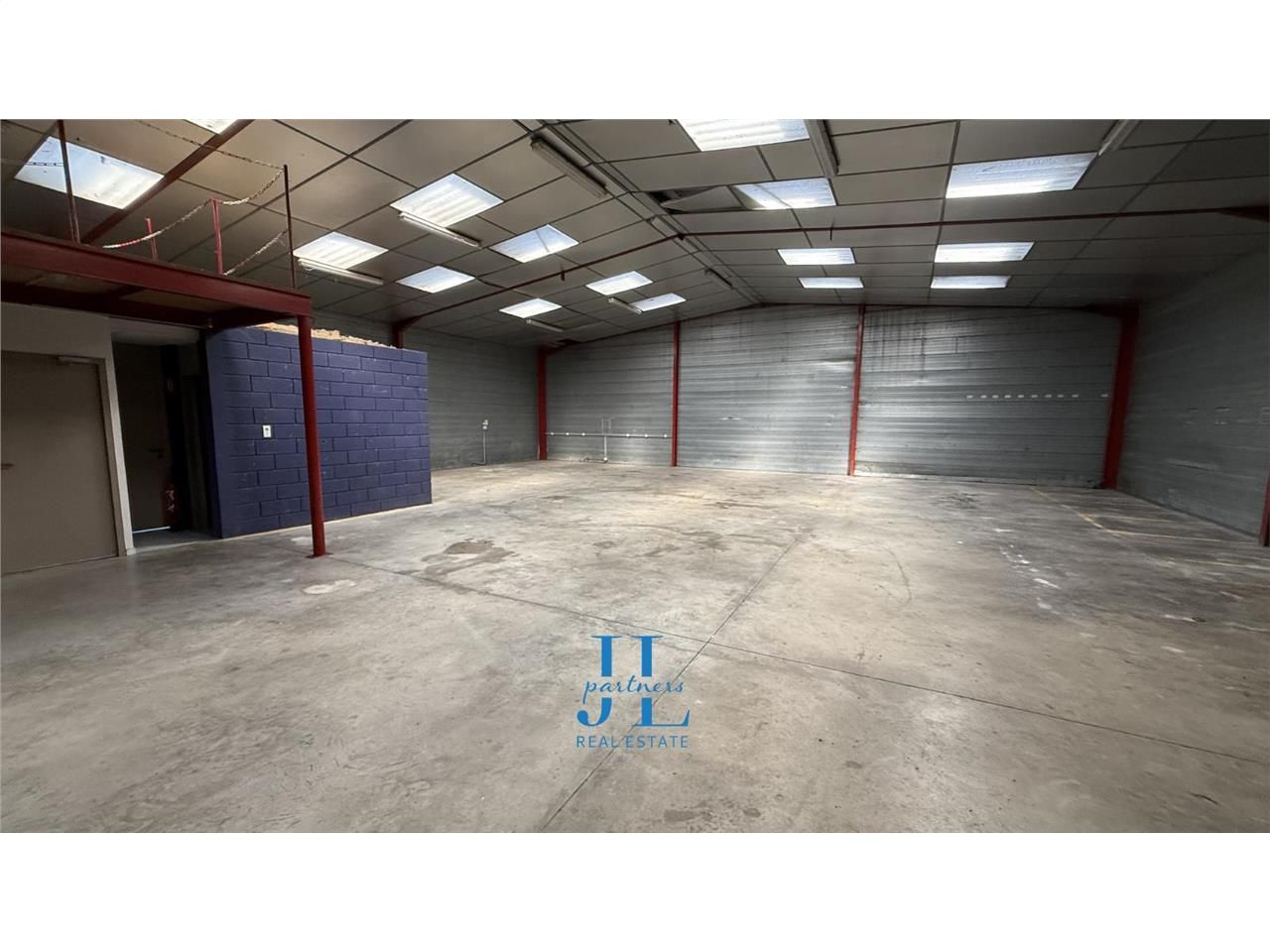 À LOUER – Entrepôt 450 m² dont 200 m² de bureaux – Bâtiment indépendant – Carbon-Blanc – Parking