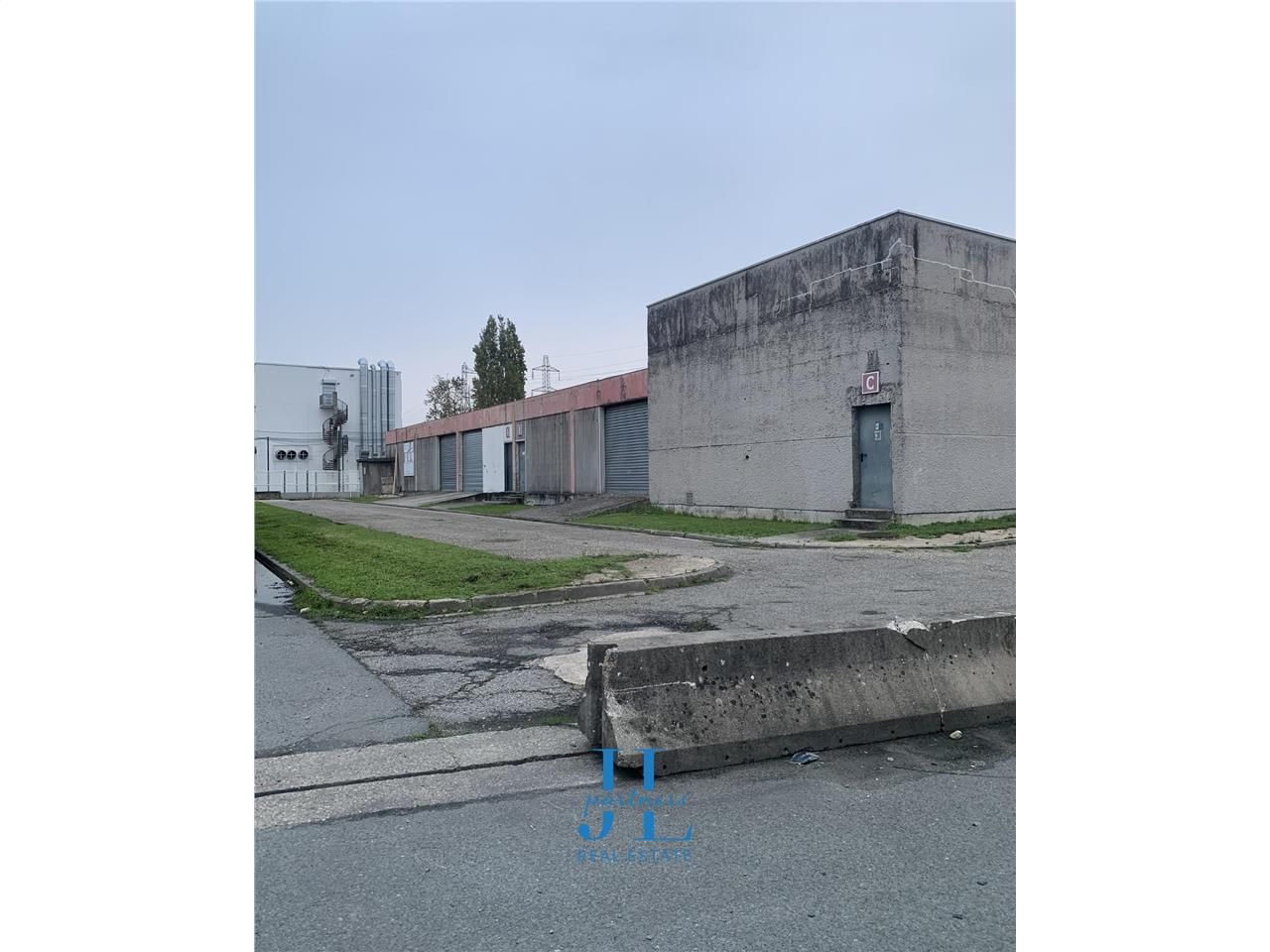 À LOUER – Entrepôt / Atelier 120 m² – Bureau – Grand parking – Local fonctionnel