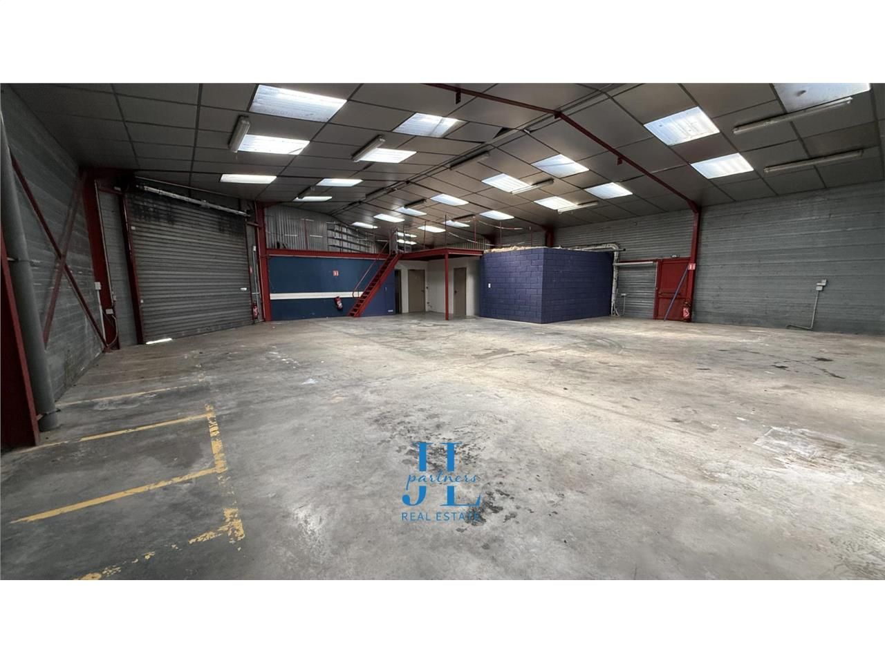 À LOUER – Entrepôt 450 m² dont 200 m² de bureaux – Bâtiment indépendant – Carbon-Blanc – Parking