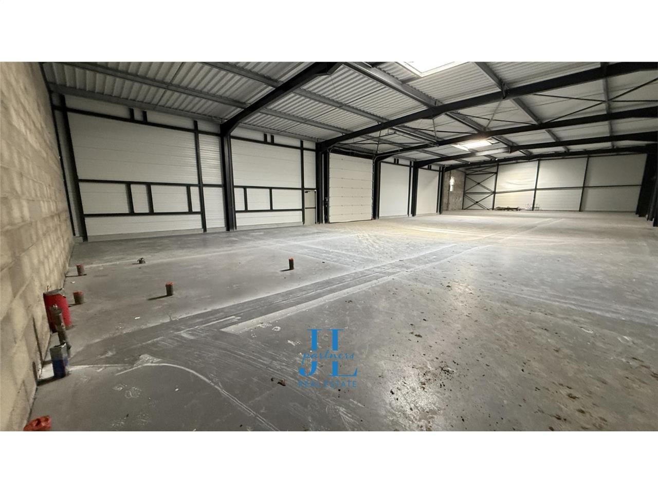 À LOUER – Entrepôt neuf 1 010 m² – Entrepôt + bureaux – Proximité gare de Bassens – Grand parking