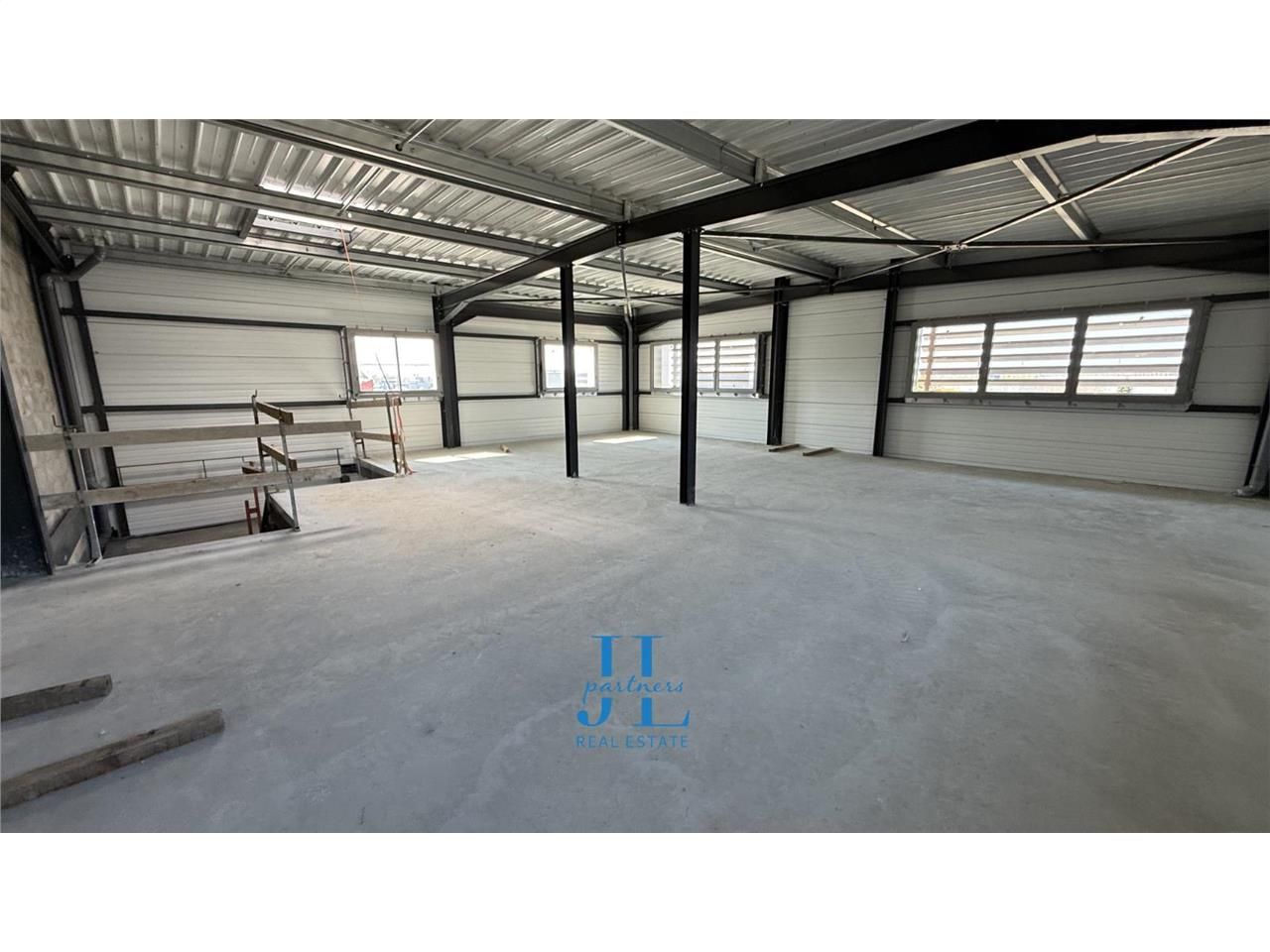 À LOUER – Entrepôt neuf 1 010 m² – Entrepôt + bureaux – Proximité gare de Bassens – Grand parking