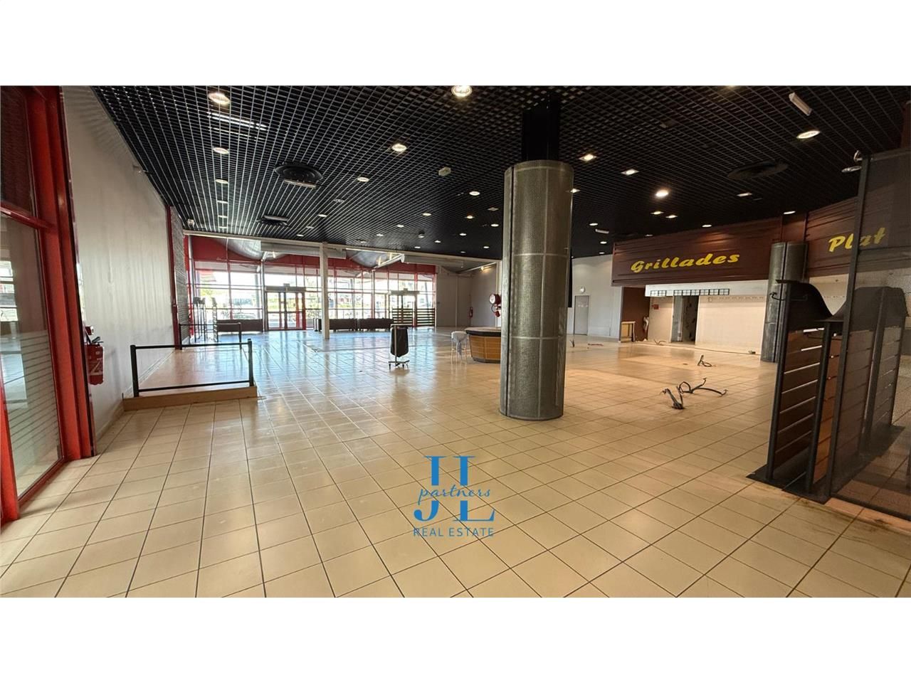 À LOUER – Local commercial 583 m² – La Réole – Zone commerciale Intermarché – Emplacement n°1 – Parking
