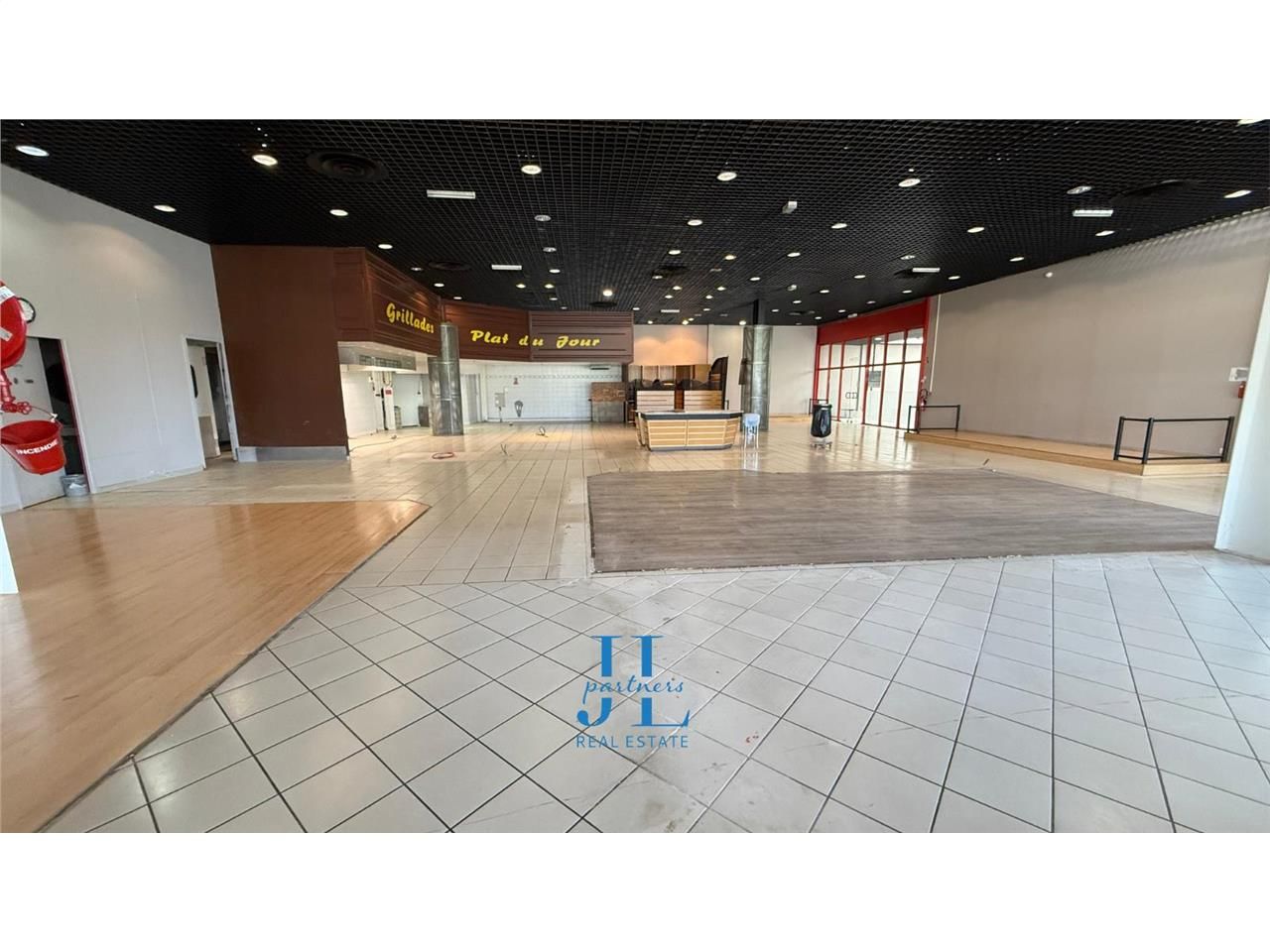 À LOUER – Local commercial 583 m² – La Réole – Zone commerciale Intermarché – Emplacement n°1 – Parking