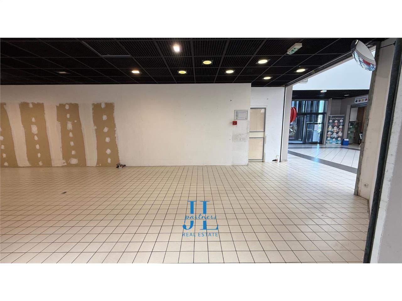 À LOUER – Local commercial 56,50 m² – Galerie Intermarché La Réole – Emplacement n°1 – Flux client