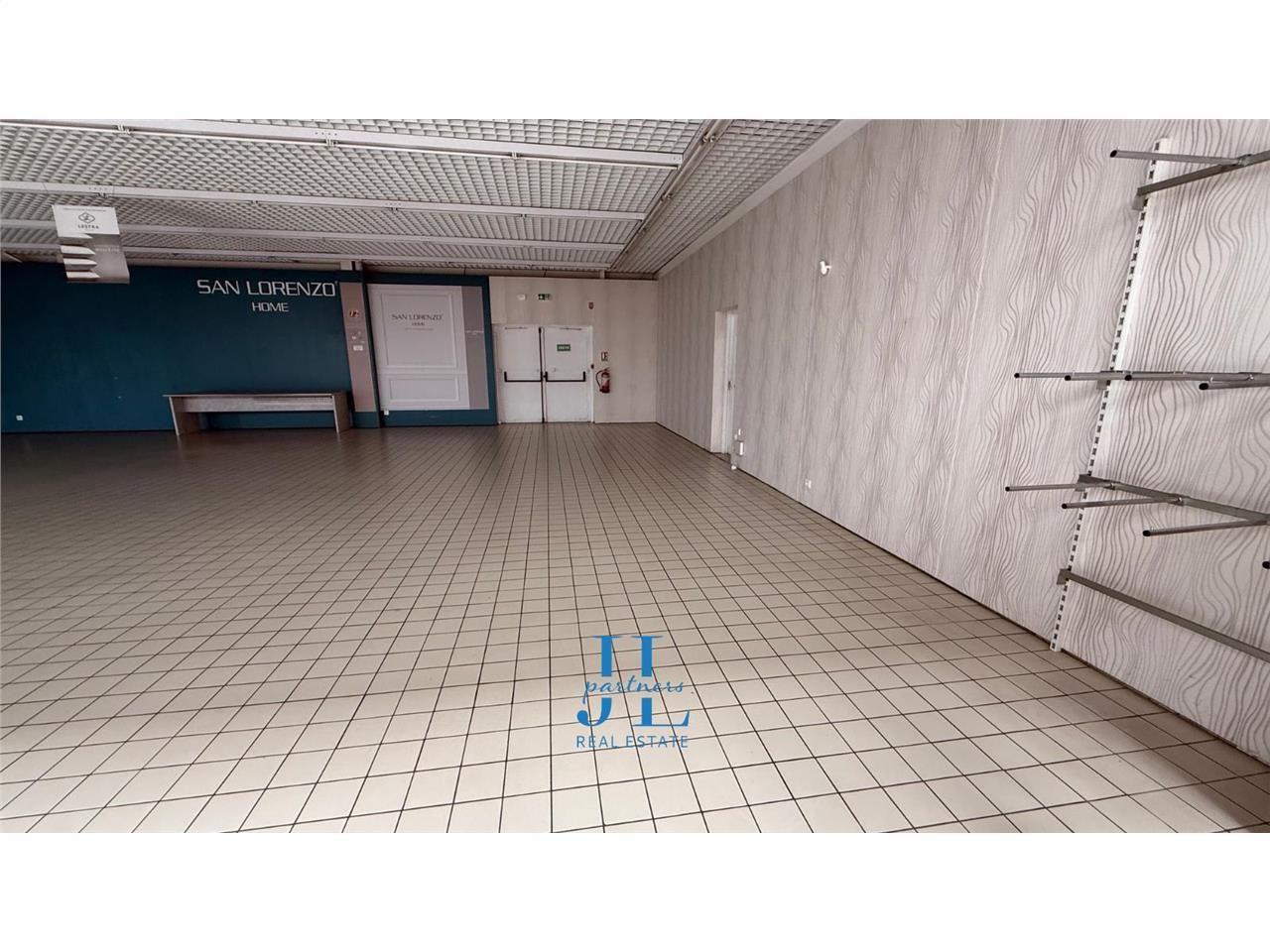 À LOUER – Local commercial 292,50 m² – Entrée de galerie Intermarché La Réole – Emplacement n°1 – Forte visibilité