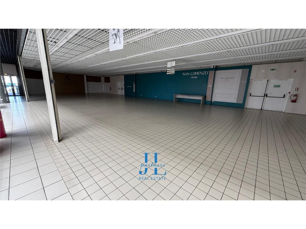 À LOUER – Local commercial 292,50 m² – Entrée de galerie Intermarché La Réole – Emplacement n°1 – Forte visibilité