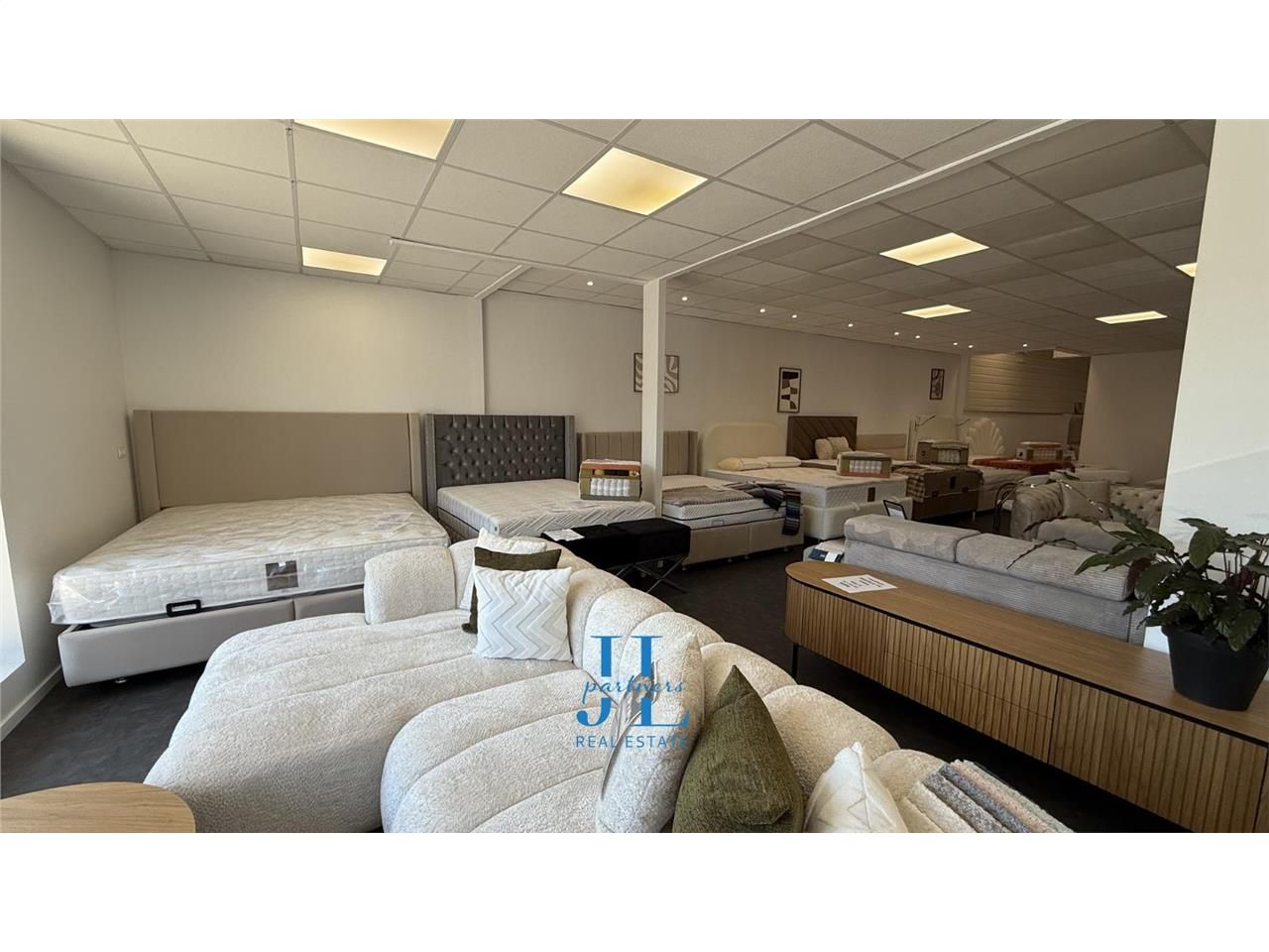 À LOUER – Local commercial 350 m² SHON – Mérignac – Sortie rocade – Environnement enseignes nationales
