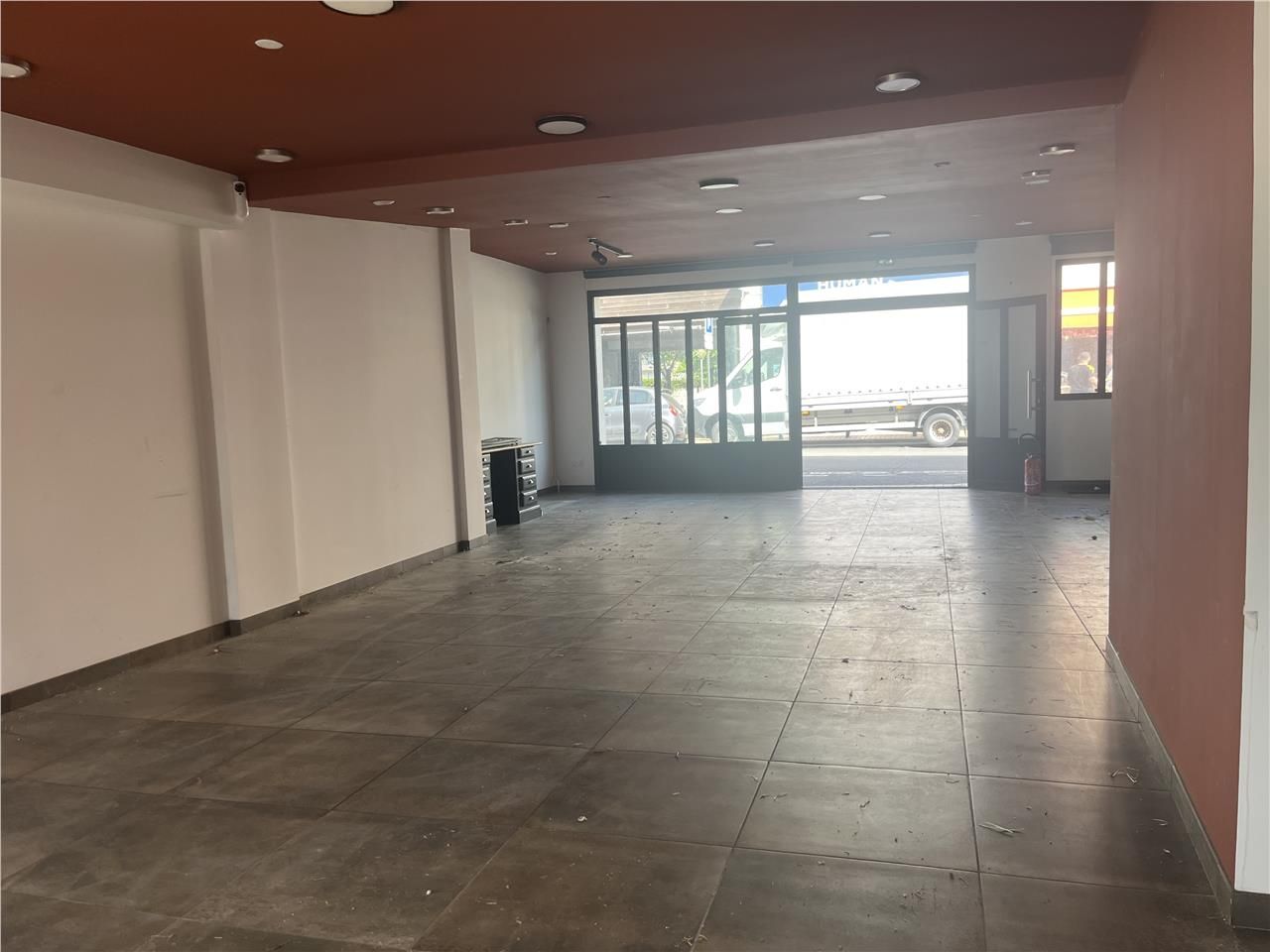 À louer – Local commercial rénové à neuf à Bègles