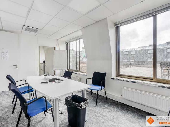Dans un immeuble de bureaux à deux pas des Grands