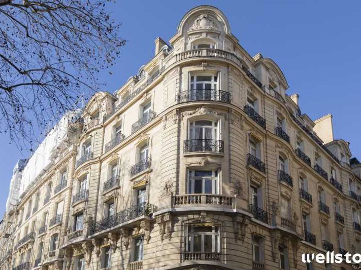 À proximité immédiate de Iéna et du pont de l'Alm