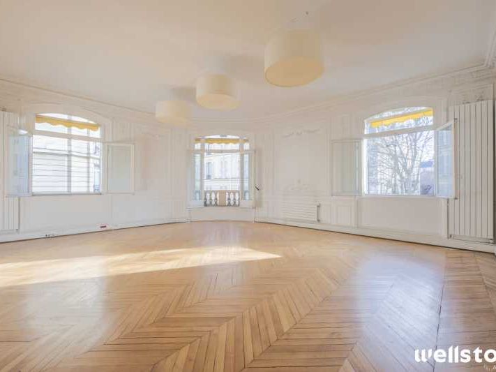 À proximité immédiate de Iéna et du pont de l'Alm