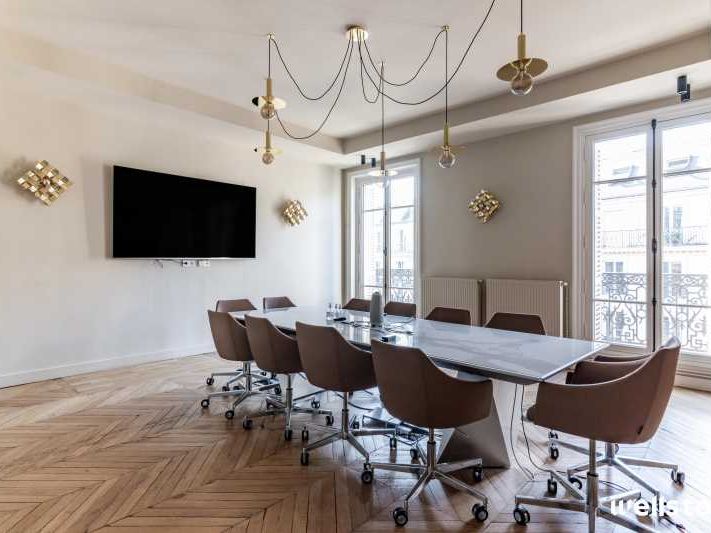 Dans un immeuble ancien de grand standing, Wellst