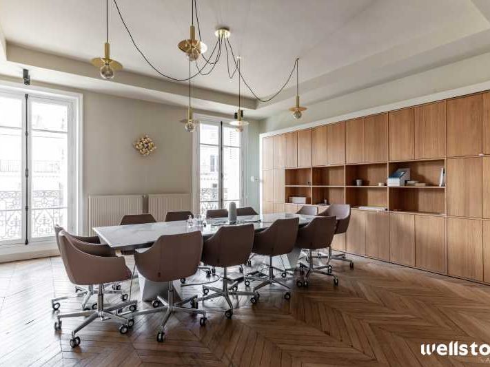 Dans un immeuble ancien de grand standing, Wellst